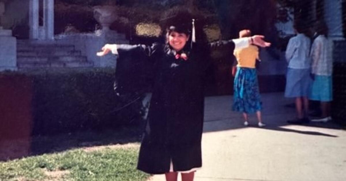 Laura Castañeda en el campus el día de su graduación en la Universidad de Illinois Champaign-Urbana en 1987.