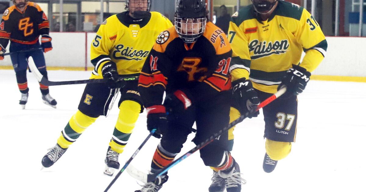 Le hockey sur glace au lycée prospère localement