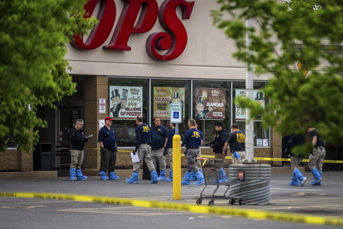 Agente del FBI buscan pistas en el supermercado donde un individuo mató a diez personas