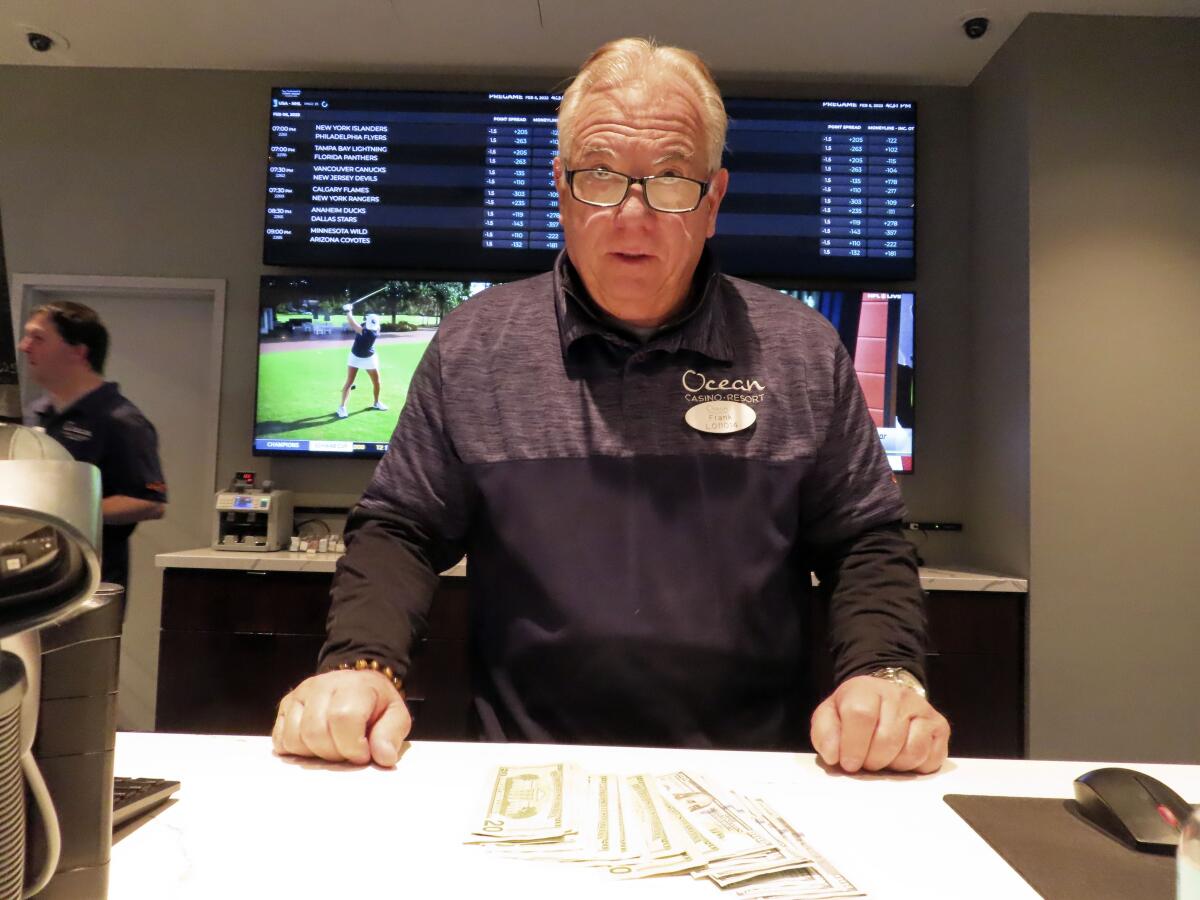 Frank Caltagirone, empleado de apuestas deportivas del Ocean Casino Resort en Atlantic City, Nueva Jersey