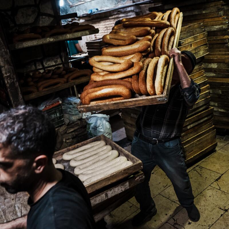 Os homens preparam ka'ak al quds, uma espécie de pão. 