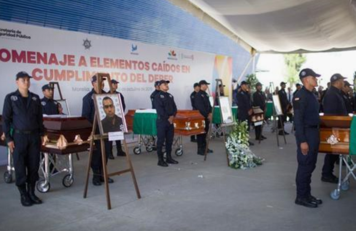 Familiares y Policías Estatales despiden a sus compañeros asesinados con un homenaje en las instalaciones de la Secretaria de Seguridad Pública este martes en la ciudad de Morelia, en el estado de Michoacán (México). EFE/Ivan Villanueva