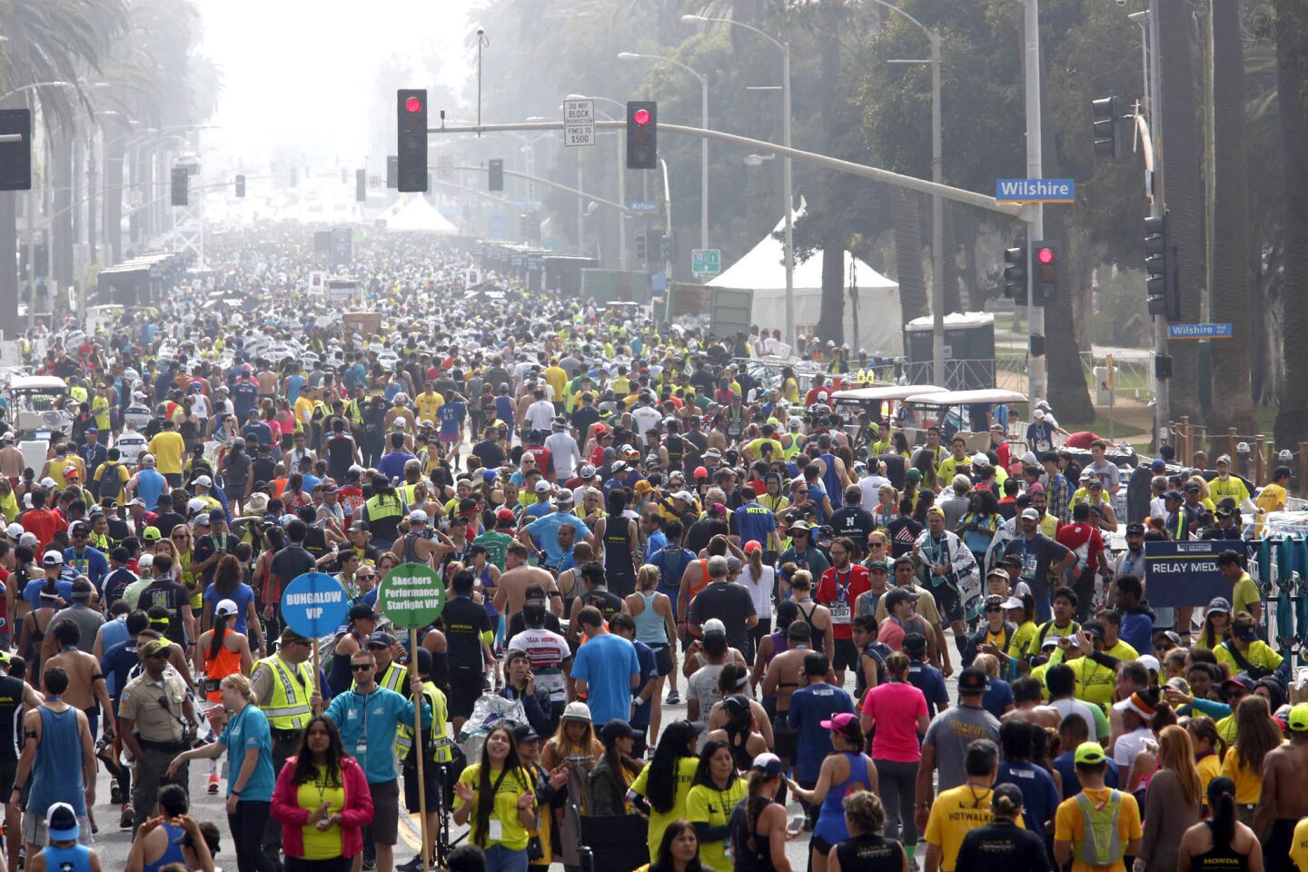 Montaña Isaac empieza la acción Costumed runners set their own records at L.A. Marathon - Los Angeles Times