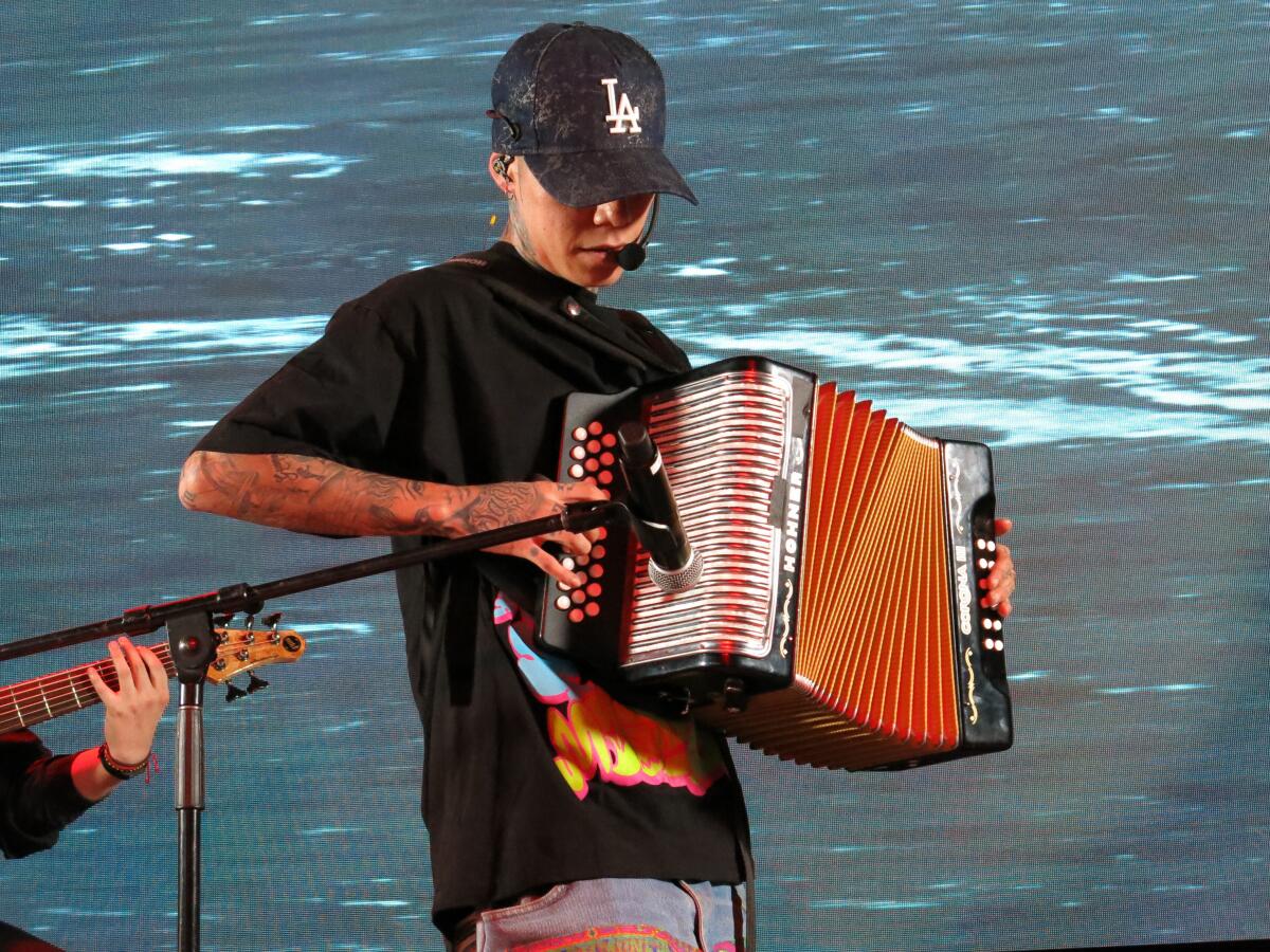 A cargo del acordeón durante un concierto en la Ciudad de México, el 27 de julio de 2022.