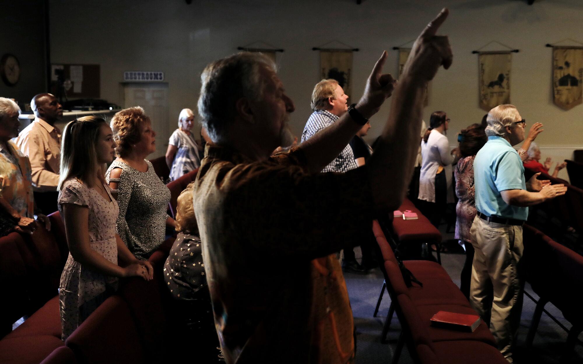 Los fieles se reúnen para un servicio en la Iglesia Cristiana Bundy Canyon.