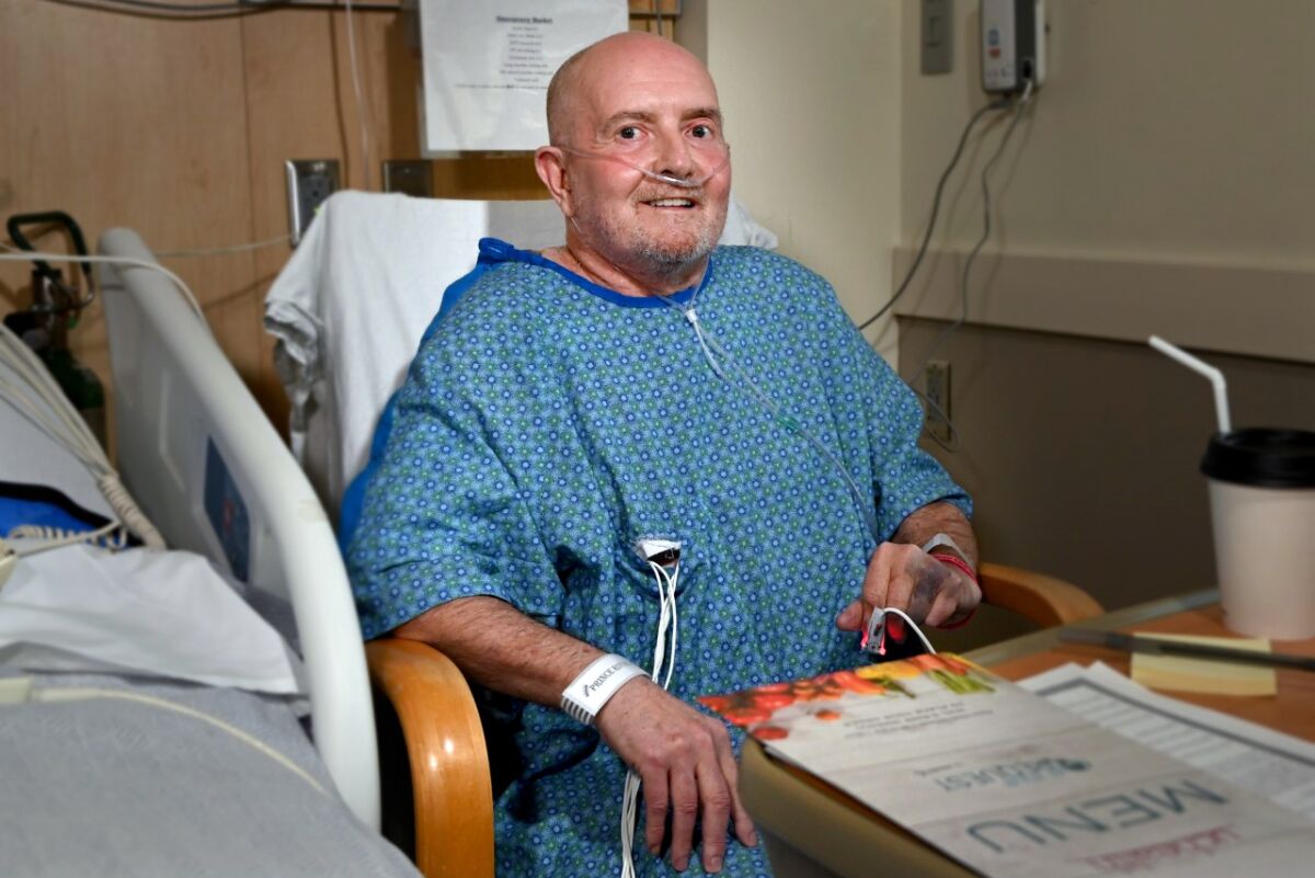 إد ساندرز ، أحد رعاة Club Q ، يجلس في المستشفى بعد إطلاق النار عليه في حانة LGBTQ.