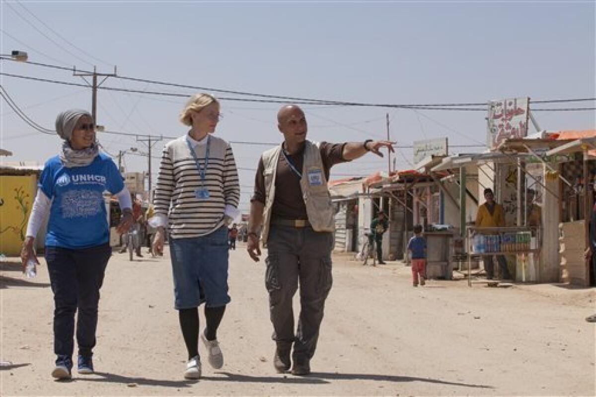 La embajadora de buena voluntad de la ACNUR Cate Blanchett, centro, y el responsable de campamento Hovig Etyemezian, derecha, caminan en el campo de refugiados de Zaatari durante una visita a refugiados sirios en Jordania en una fotografía sin fecha proporcionada por ACNUR el lunes 12 de septiembre de 2016. Blanchett y otros actores participan en un video por los refugiados publicado por ACNUR el lunes.