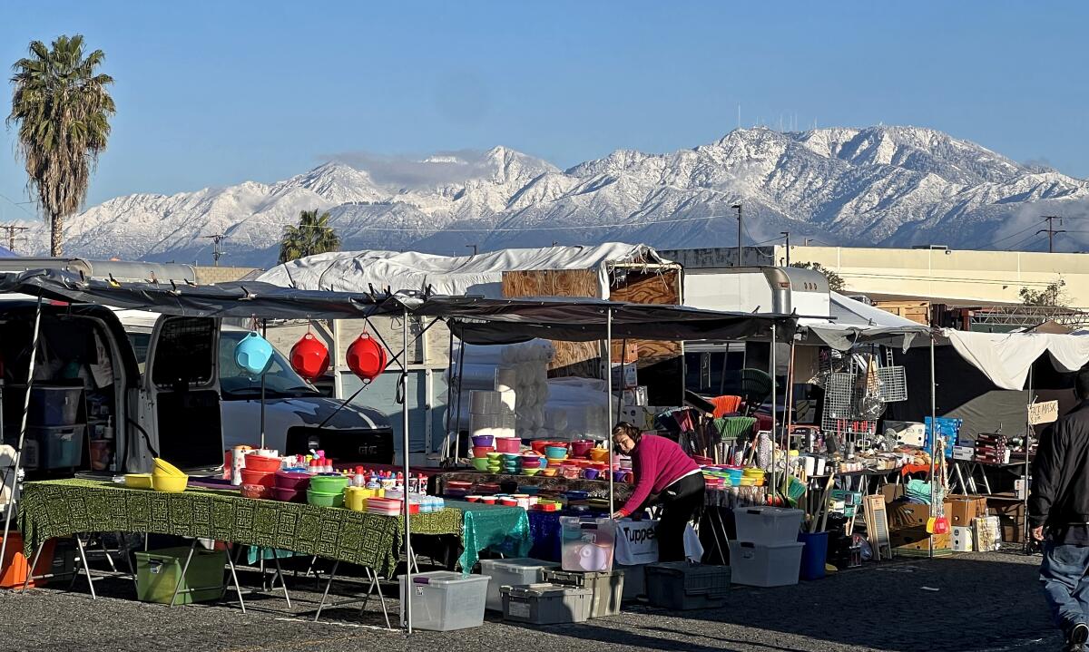 Vineland Swapmeet con as montañas de San Gabriel cubiertas de nieve.