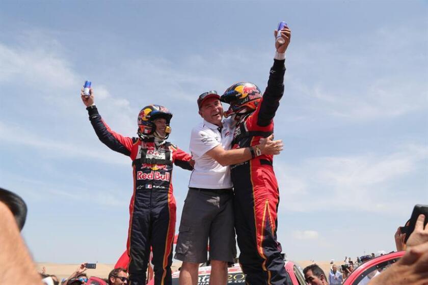 El piloto catarí Nasser Al-Attiyah (d) y su copiloto, el francés Matthieu Baumel (i), celebran junto al director del Toyota Gazoo Razing, Glyn Hall (c), tras ganar el primer lugar en el Rally Dakar 2019, este jueves en Pisco (Perú). Al-Attiyah (Toyota) se proclamó campeón del Dakar por tercera vez en su carrera, por delante del español Joan 'Nani' Roma (Mini) y del francés Sébastien Loeb, que terminaron en segundo y tercer lugar, respectivamente. EFE