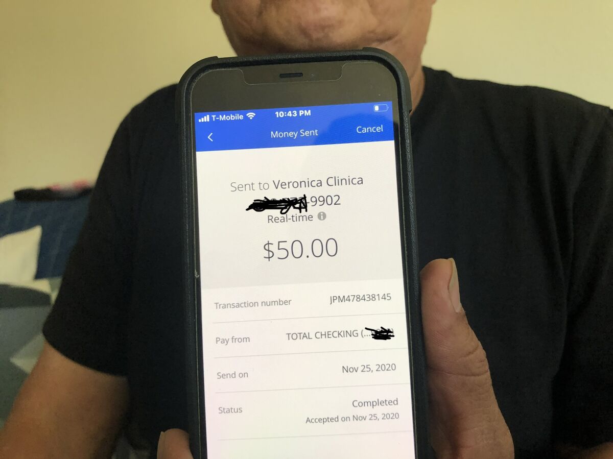 Edgar Reyes muestra la prueba de una transferencia electrónica de $50 hecha por medio de Zelle
