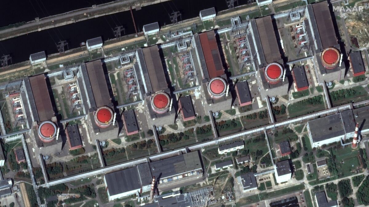 Esta imagen satelital proporcionada por Maxar Technologies muestra los seis reactores de la planta nuclear 