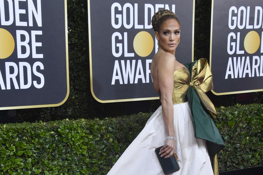 Jennifer Lopez a su paso por la alfombra roja de los Globos de Oro.