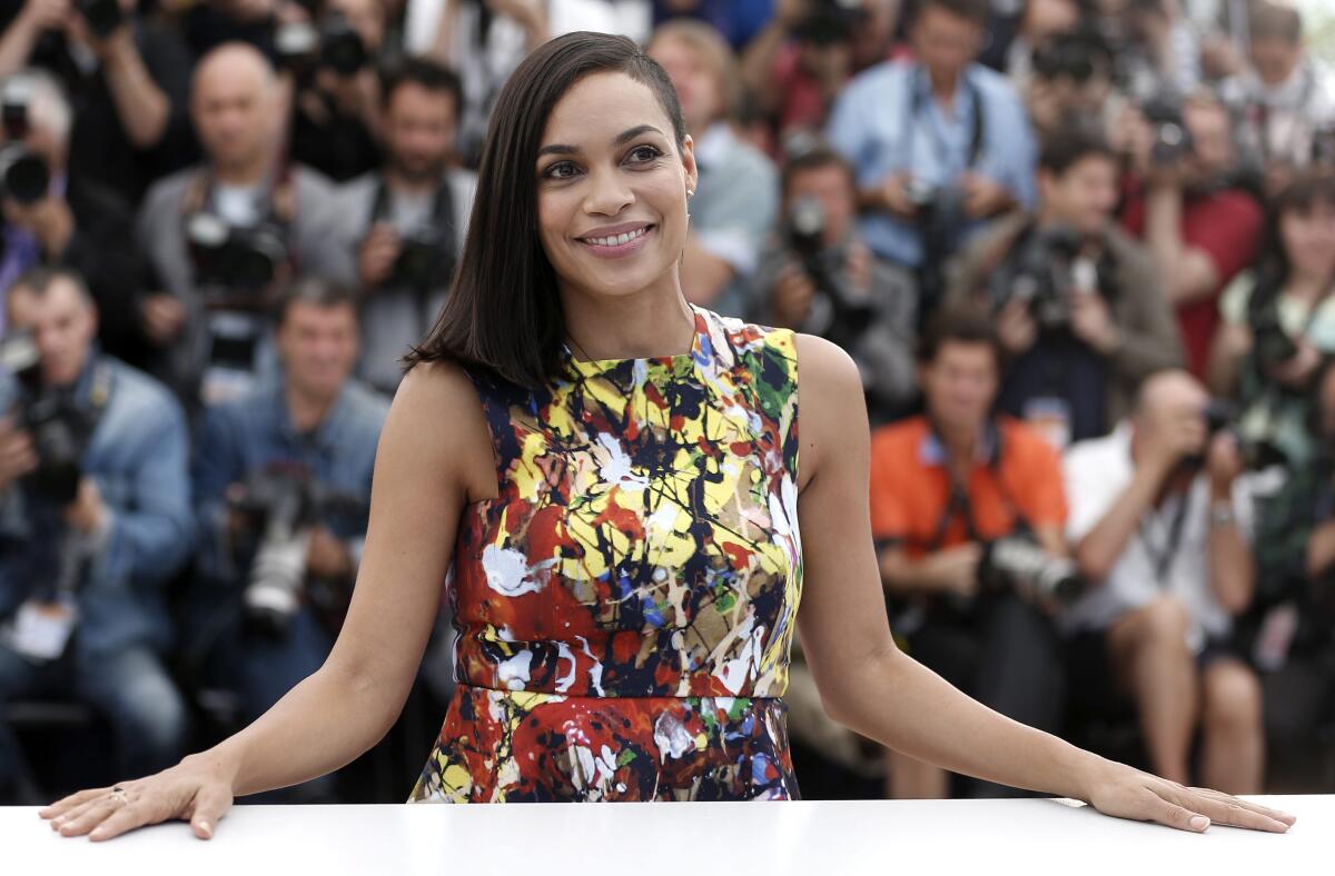 La actriz estadounidense Rosario Dawson posa para los fotógrafos en el Festival de Cine de Cannes (Francia).