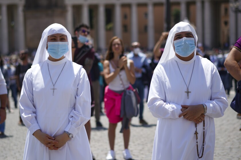 Monjas y otras personas escuchan el mensaje del papa Francisco en la Plaza de San Pedro, en Roma, Italia, el 7 de junio de 2020. (AP Foto/Andrew Medichini)