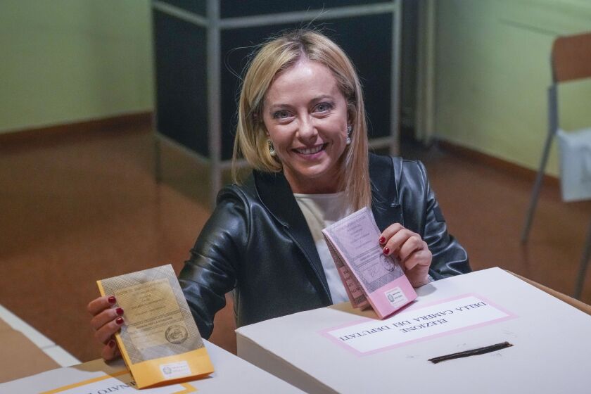 Giorgia Meloni, del partido derechista Hermanos de Italia, sonríe al depositar su voto en una casilla electoral, el domingo 25 de septiembre de 2022, en Roma. (AP Foto/Alessandra Tarantino)