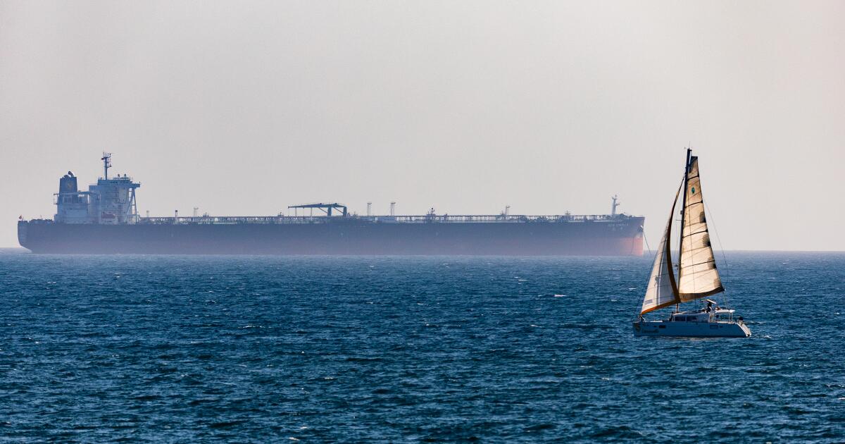 Californië zet zich schrap voor onzekerheid nu de laatste lading olie uit de Perzische Golf in Long Beach arriveert