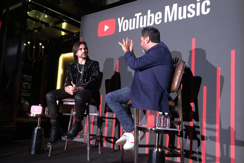 El cantante y guitarrista Juanes (izq.) al lado de Mauricio Ojeda, de YouTube, en el evento especial de la plataforma digital.