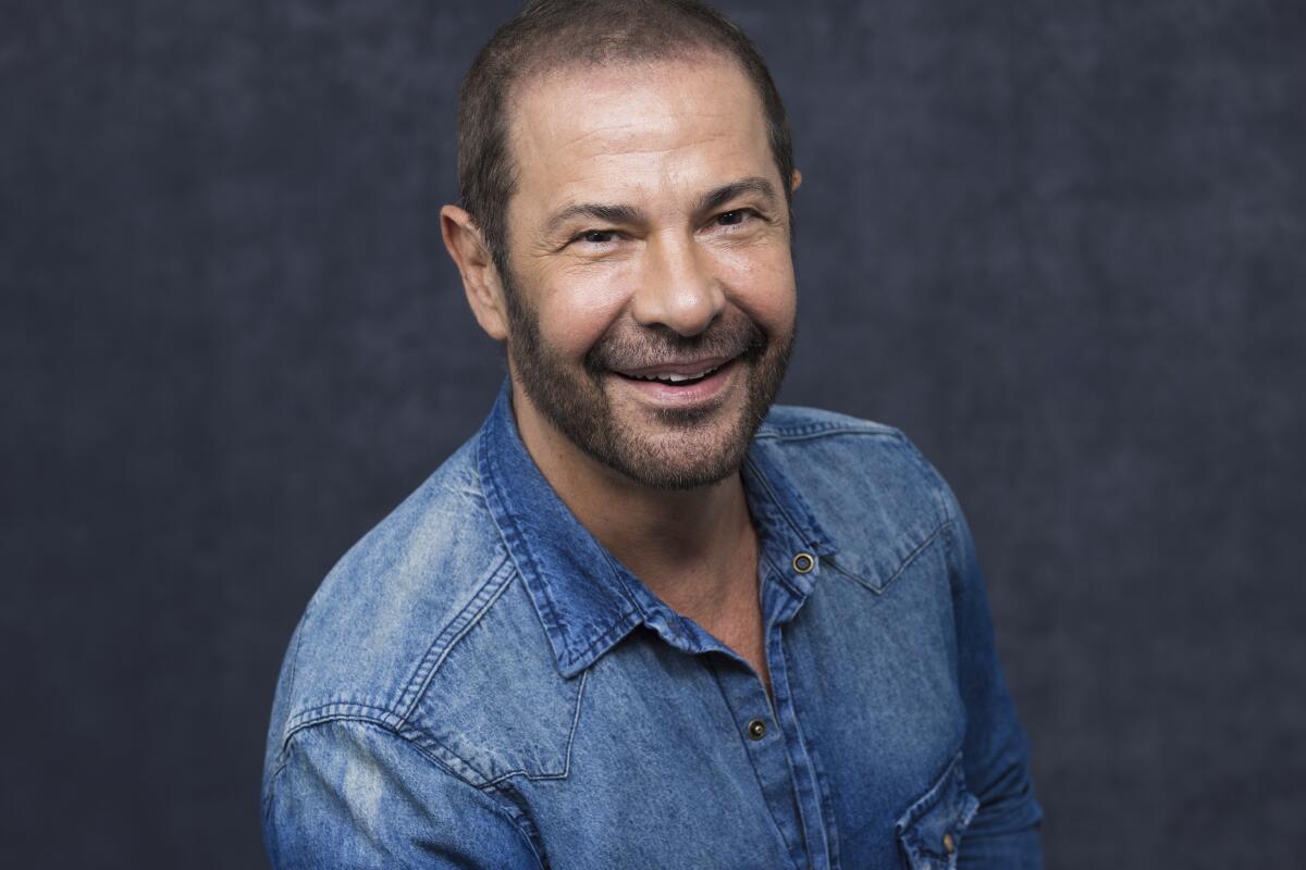 Ricardo Rojas posa para un retrato para promocionar la serie "And Just Like That..."