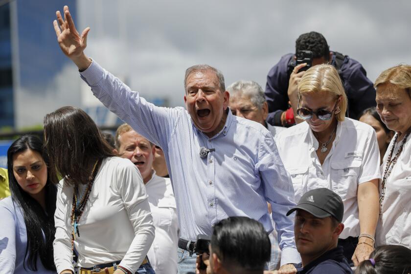 El candidato presidencial opositor Edmundo González encabeza una manifestación contra los resultados electorales oficiales --los cuales dicen que el presidente Nicolás Maduro fue reelegido--, el martes 30 de julio de 2024, en Caracas, Venezuela. (AP Foto/Cristian Hernández)