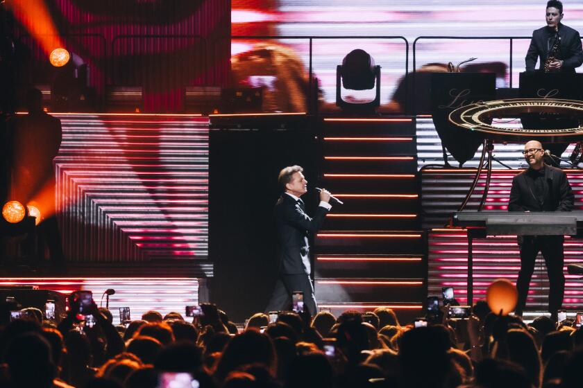 Luis Miguel durante la primera noche de concierto en el Crypto.com Arena de Los Ángeles.