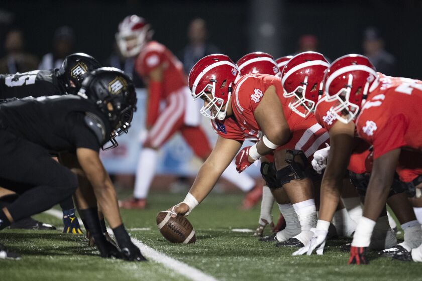 Long Beach, CA - November 26: Mater Dei's Bj Tolo (62) gets ready to snap the ball during the CIF Southern Championship 11-man football division 1 championship finals against Servite in Veterans Stadium on Friday, Nov. 26, 2021 in Long Beach, CA. (Kyusung Gong / For the LA Times)
