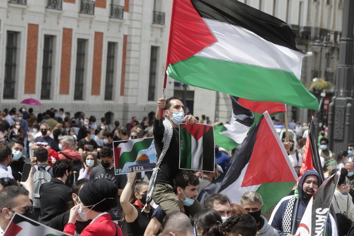 Manifestantes llevan banderas palestinas en una marcha de protesta