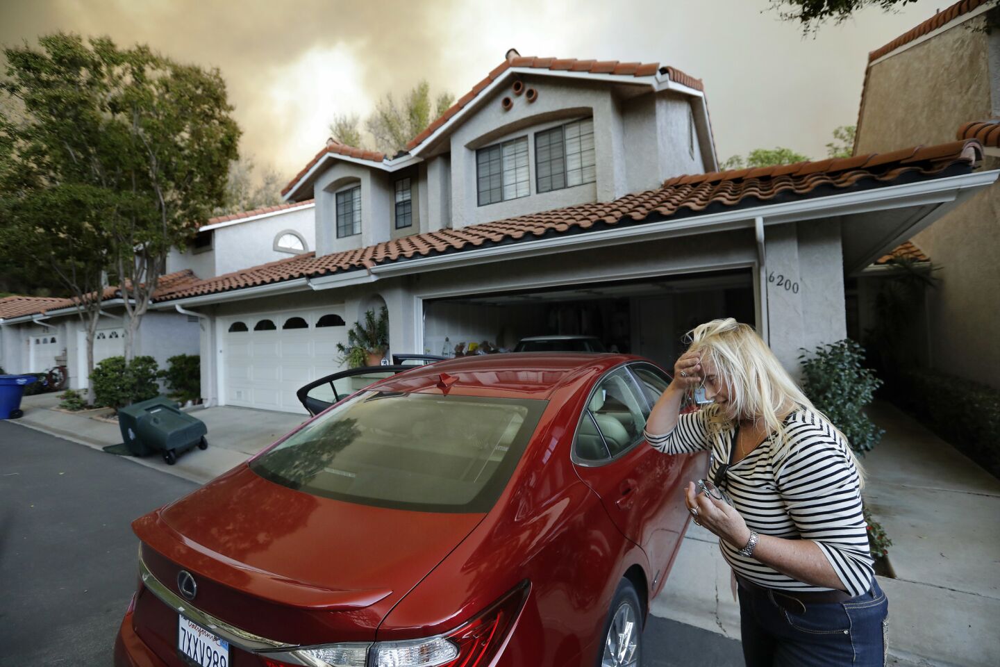 Carolina Heuel, a resident of the Miramonte Palmeras Tierras condominium complex in Camarillo Springs, prepares to evacuate after loading her two cats and a cockatiel into her car.