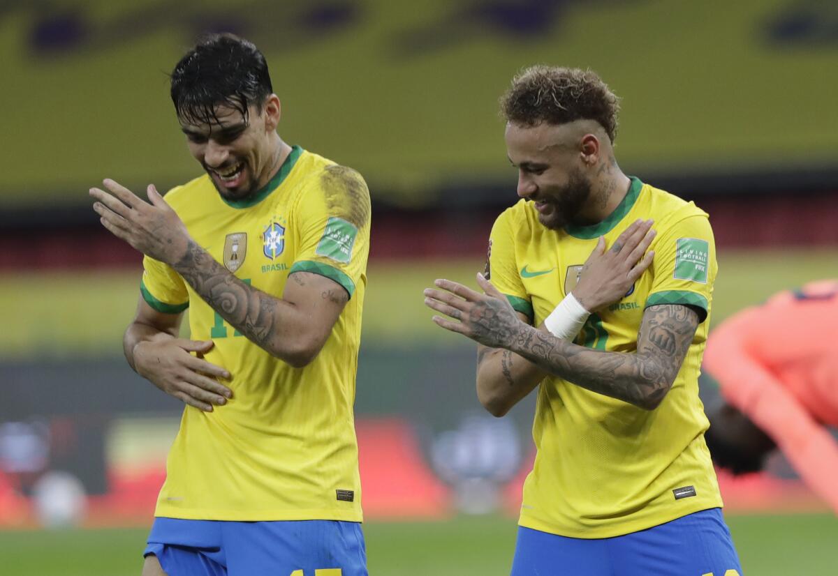 Lucas Paqueta (izquierda) y Neymar festejan el segundo gol de Brasi 