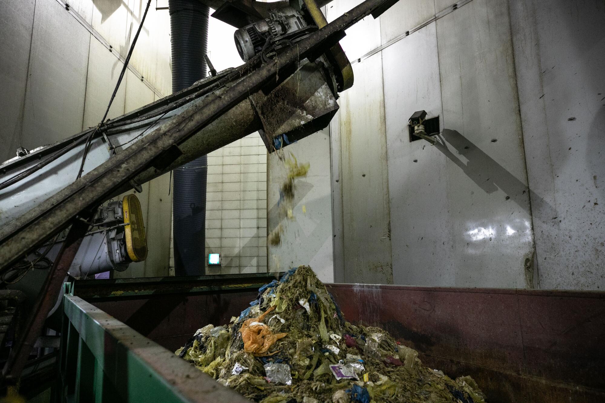 Makine, ayırma makinesinden sonra plastik poşetleri bir konteynere düşürür.