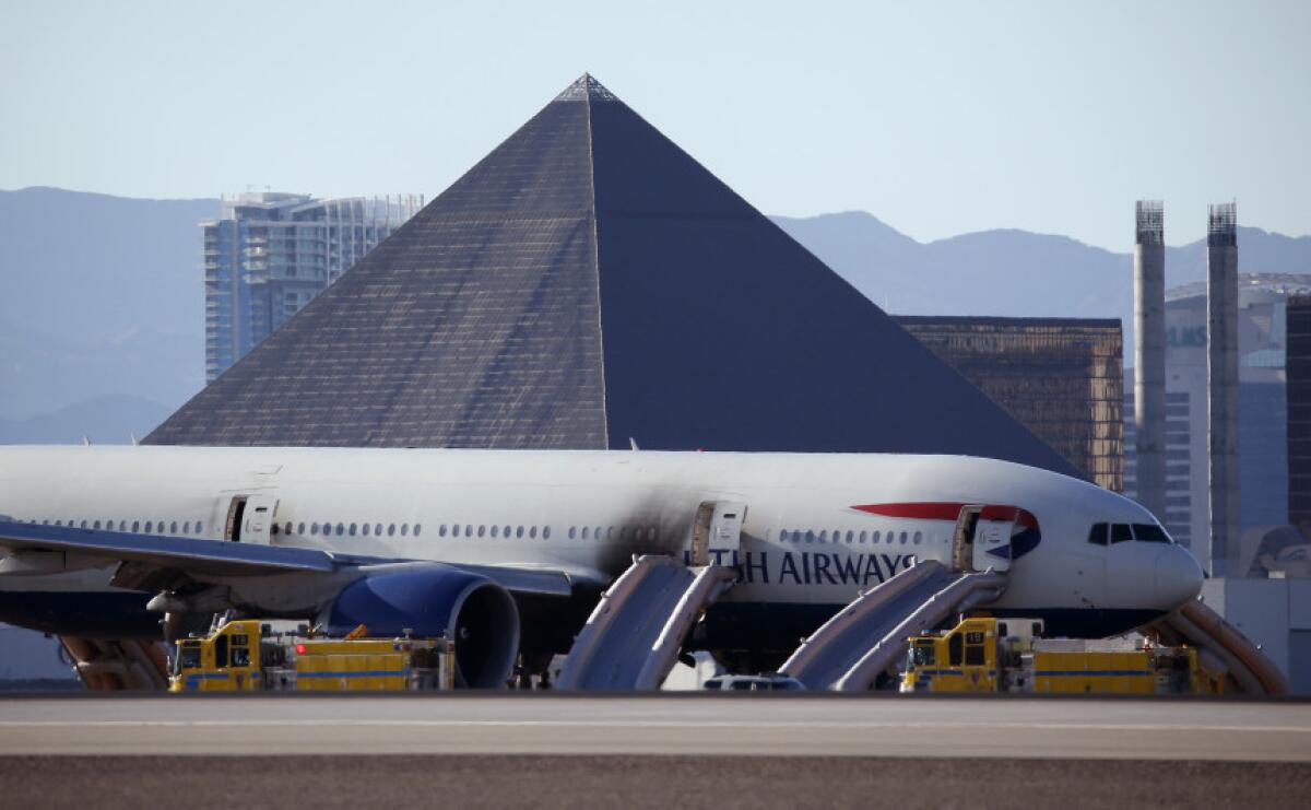 En esta fotografía se ve el avión cuyo motor izquierdo se incendió antes de despegar en el aeropuerto internacional de McCarren, en Las Vegas.