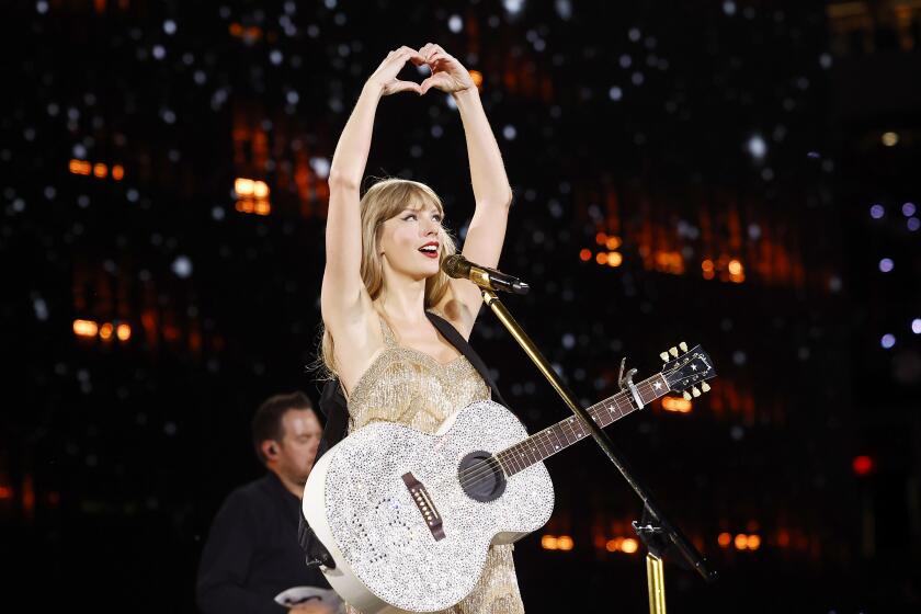 Taylor Swift sale de su baile rehearsal studio vistiendo una sudadera Rosa  de amor. Featuring: Taylor Swift donde: Los Angeles, CA, Estados Unidos  Cuándo: 24 Oct 2013 Fotografía de stock - Alamy