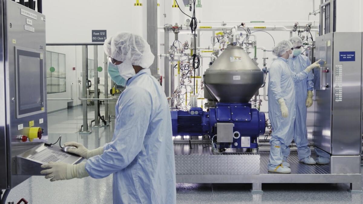 Los científicos trabajan con un biorreactor en una instalación de Regeneron Pharmaceuticals en Nueva York.