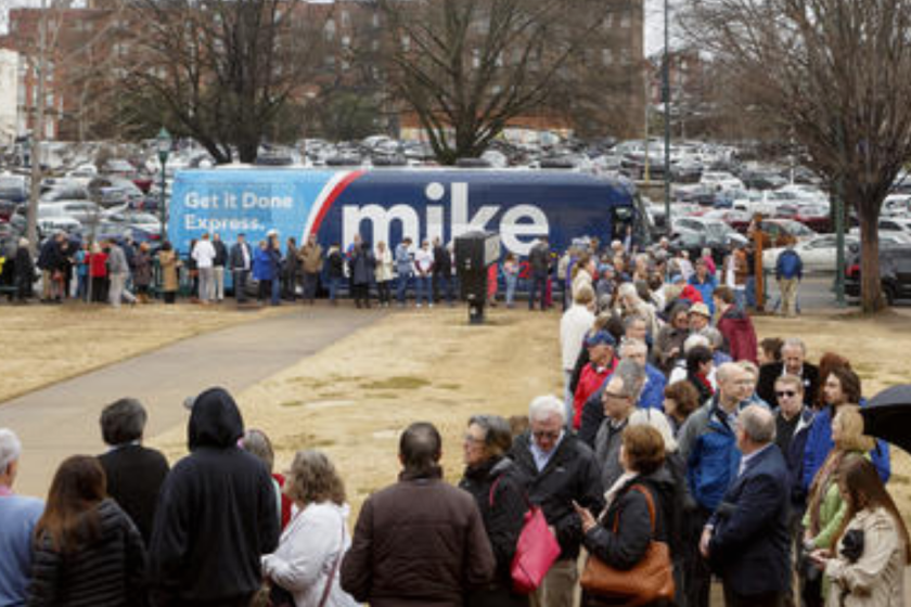 La gente hace fila afuera del Centro Cultural Bessie Smith para entrar a un mitin de Mike Bloomberg el miércoles 12 de febrero de 2020 en Chattanooga, Tennessee. (C.B. Schmelter /Chattanooga Times Free Press via AP)