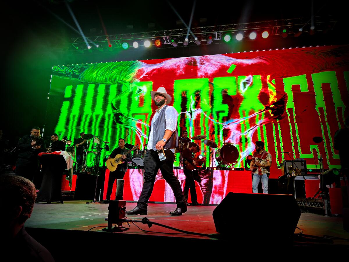 Carín León viene de hacer vibrar Las Vegas con su concierto en el Mandalay Bay Events Center.
