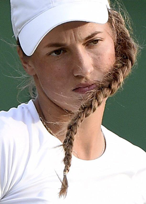 WIM102.- WIMBLEDON (REINO UNIDO) 01/07/2015 .- La tenista kazaja Yulia Putintseva en acción ante la estadounidense Venus Williams hoy, miércoles 1 de julio de 2015, durante el partido de segunda ronda del torneo de tenis de Wimbledon disputado en el All England Lawn Tennis Club de Londres, Reino Unido. EFE/FACUNDO ARRIZABALAGA ** Usable by HOY and FL-ELSENT Only **