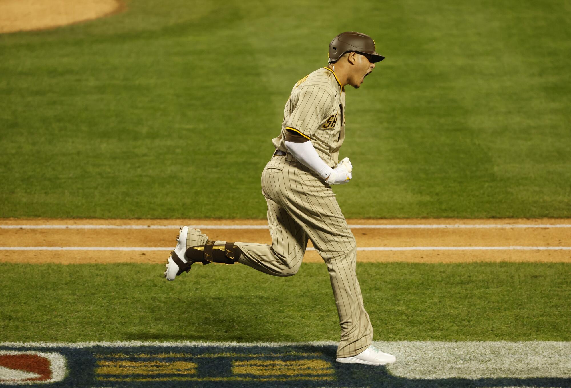 Padres stun Mets with four homers off Scherzer, win Game 1 - The