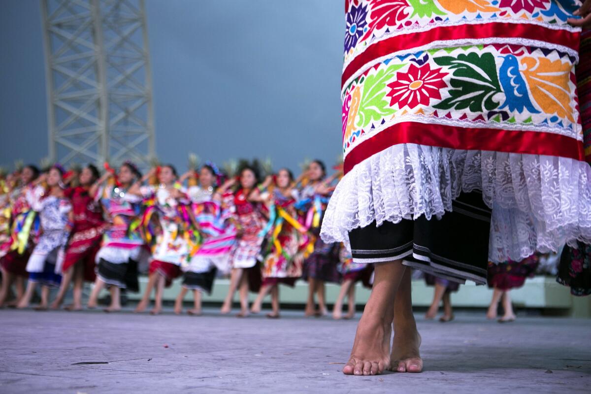 MÉXICO SERIE GRÁFICA: MÉXICO SERIE GRÁFICA: 7 DE 9 MEX07. OAXACA (MÉXICO), 21/07/2015.- Bailarines participan en la tradicional fiesta de la Guelaguetza este, 20 de julio de 2015, en Oxaca (México). Grupos de danza de 25 delegaciones de las ocho regiones del estado de Oaxaca participan de fiesta de la Guelaguetza, que atrae a propios y extraños por la extraordinaria muestra de costumbres y cultura de este estado mexicano. EFE/Mario Arturo Martínez ** Usable by HOY and FL-ELSENT Only **