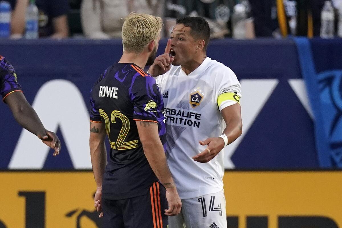 Seattle Sounders midfielder Kelyn Rowe and LA Galaxy forward Javier Hernandez argue 