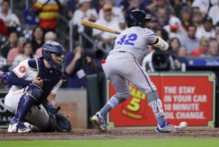 El curazoleño Ozzie Albies, de los Bravos de Atlanta, recibe un pelotazo en un pie durante el encuentro del lunes 15 de abril de 2024, ante los Astros de Houston (AP Foto/Michael Wyke)