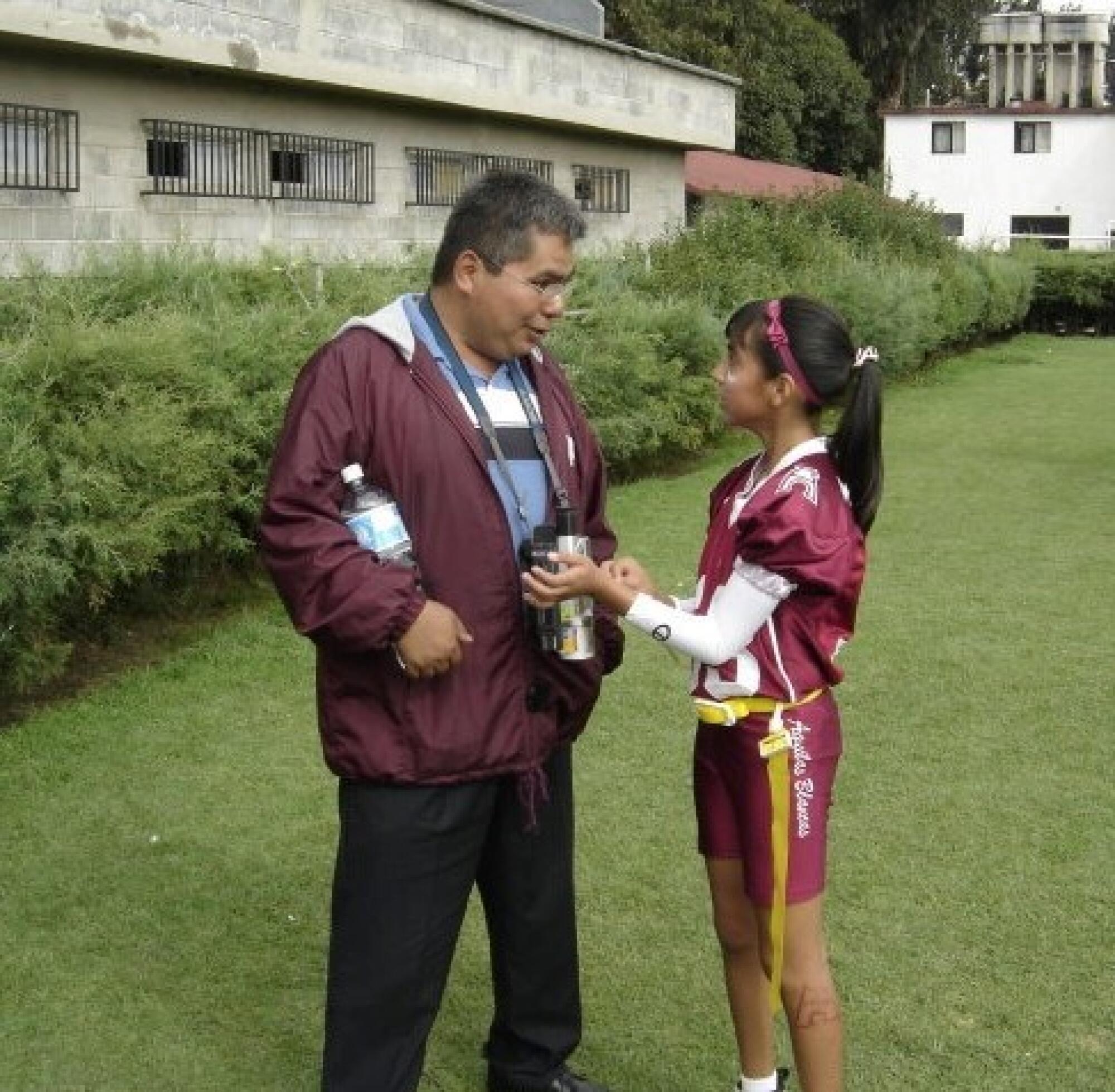 Jaime Flores (der.) y su hija Diana durante un partido de flag football.