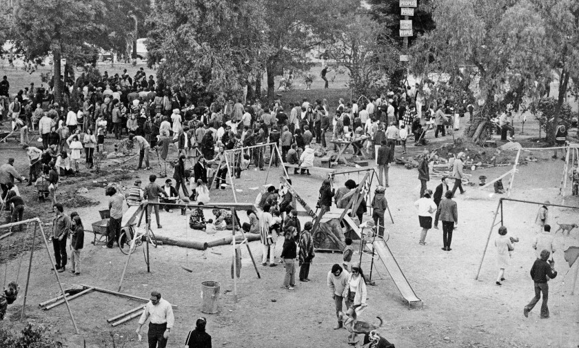 Una foto en blanco y negro de una multitud en el Parque del Pueblo.