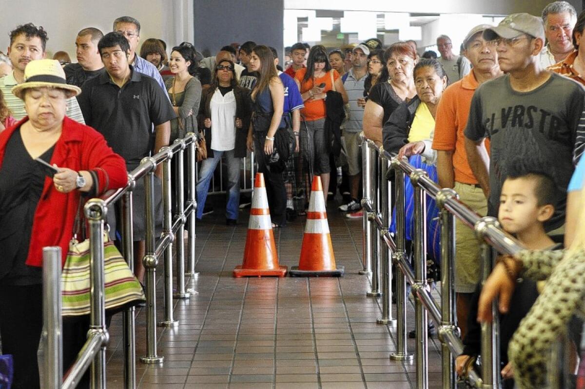 Una multitud de personas en dirección norte se alinean en el Puerto de Entrada de San Ysidro a EE.UU. (Los Angeles Times).