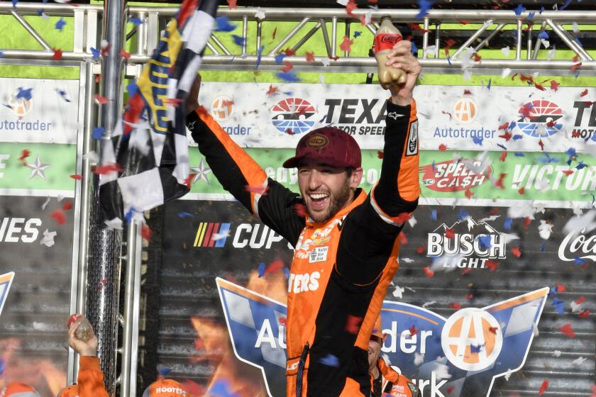 Chase Elliott celebra su victoria en la Copa NASCAR en el Texas Motor Speedway, en Fort Worth, Texas, el domingo 14 de abril de 2024. (AP Foto/Randy Holt)