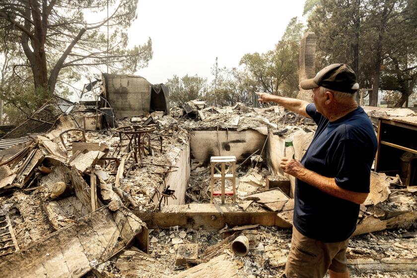 Hank Hanson, de 81 años, gesticula hacia la que era la cocina de su casa, arrasada por las llamas de uno de los incendios de LNU Lightning Complex, en Vacaville, California, el 21 de agosto de 2020. (AP Foto/Noah Berger)
