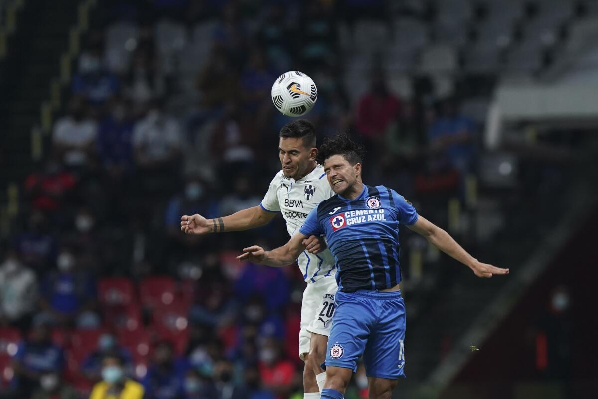Sebastián Vegas, izquierda, del club Monterrey, disputa el balón con Ignacio Rivero del Cruz Azul  