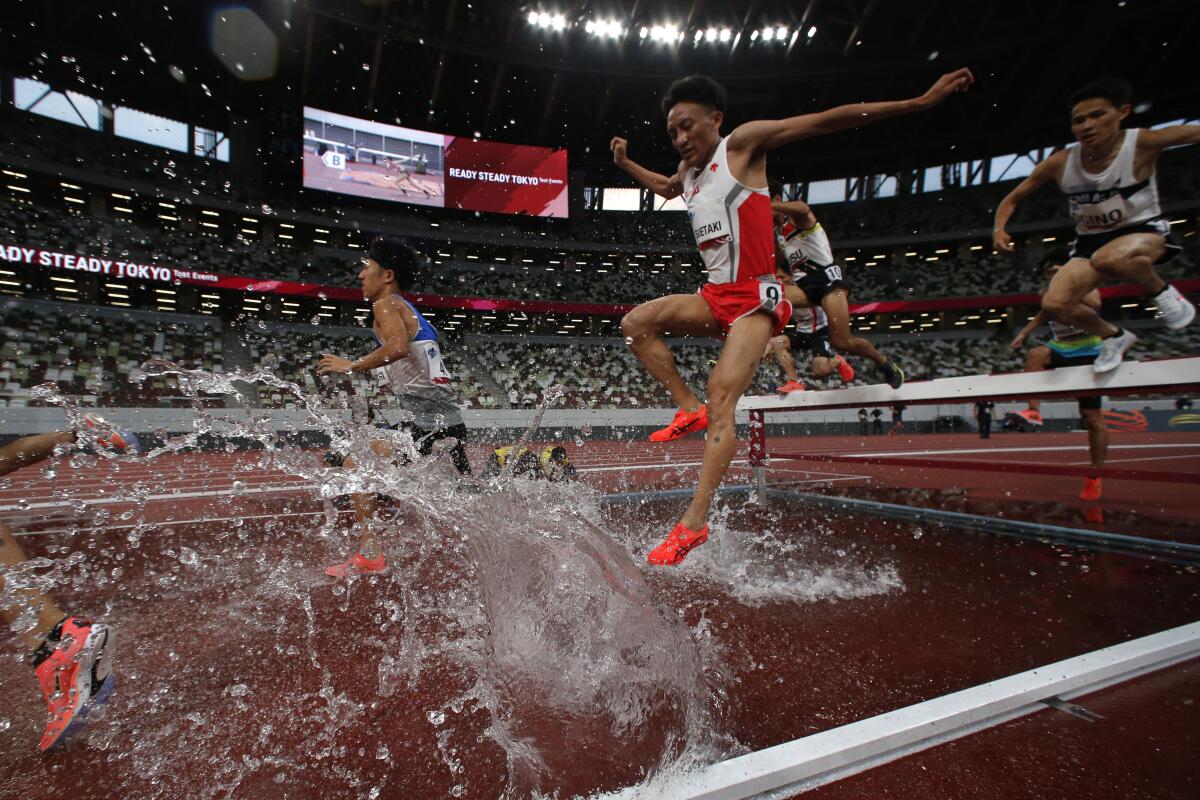 Atletas japoneses compiten en los 3.000 metros con obstáculos 