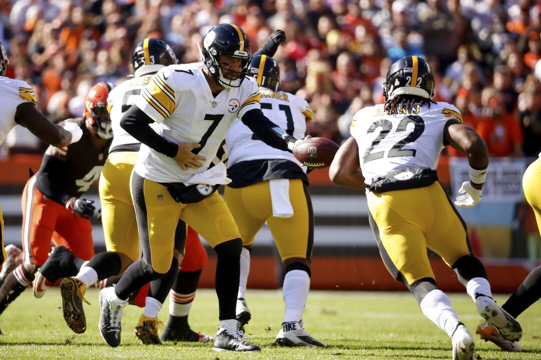 Pittsburgh Steelers quarterback Ben Roethlisberger hands the ball off to running back Najee Harris.