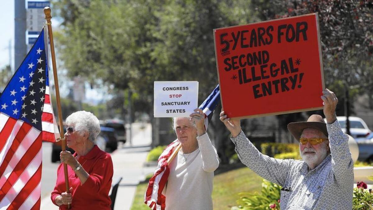 Manifestantes que desean que los inmigrantes ilegales sean deportados hicieron su protesta el 13 de agosto, cerca de la corte de Santa María.