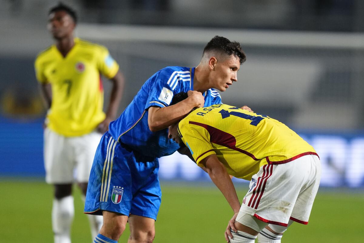 El italiano Mattia Zanotti consuela al colombiano Andrés Salazar, tras el encuentro de cuartos de final