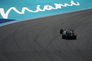 El piloto británico de Mercedes, George Russel, gira su auto durante la sesión de práctica para el Gran Premio de Miami, el viernes 3 de mayo de 2024, en Miami Gardens, Florida. (AP Foto/Rebecca Blackwell)